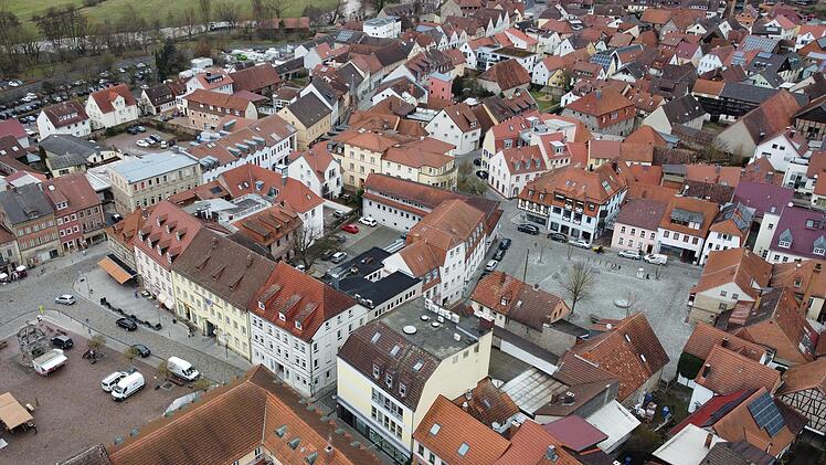 Vom Marktplatz (links) bis zum Viehmarkt (rechts) erstrecken sich die aktuellen Räume der Merkur-Bank. Die Privatbank will aber neue Wege gehen.
