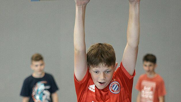 Siebtklässler Julian Stranzik aus Oberwildflecken hangelte sich geschickt durch den Ninja-Warrior-Parcours. Schweißtreibend war es trotzdem.