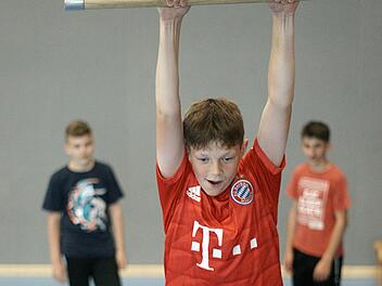 Siebtklässler Julian Stranzik aus Oberwildflecken hangelte sich geschickt durch den Ninja-Warrior-Parcours. Schweißtreibend war es trotzdem.