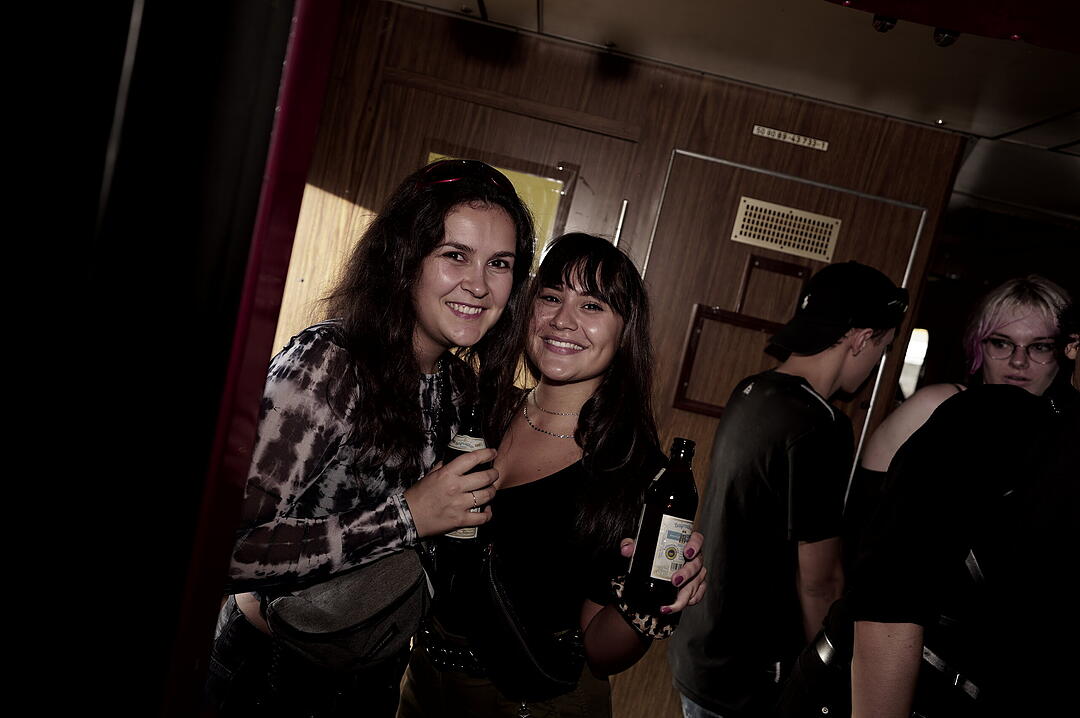 Party im Zug - Raver*innen tanzen zu Techno-Beats