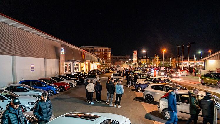 Forchheim: Hunderte treffen sich zu "Car-Freitag" - Tuner-Szene leitet Saison ein
