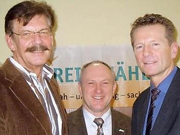 Reimar Glückler (links) ist Direktkandidat der Freien Wähler bei der Landtagswahl 2013. Ulrich Waldsachs (Mitte) bewirbt sich um einen Sitz im Bezirkstag. Rechts im Bild: MdL Günther Felbinger. Foto: A. Albert