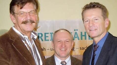 Reimar Glückler (links) ist Direktkandidat der Freien Wähler bei der Landtagswahl 2013. Ulrich Waldsachs (Mitte) bewirbt sich um einen Sitz im Bezirkstag. Rechts im Bild: MdL Günther Felbinger. Foto: A. Albert