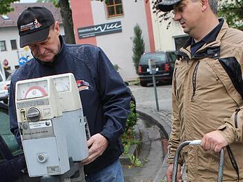 Auch wenn es regnet: Georg Panzer (links) und Horst Schütz müssen raus.  Foto: Jan Koch