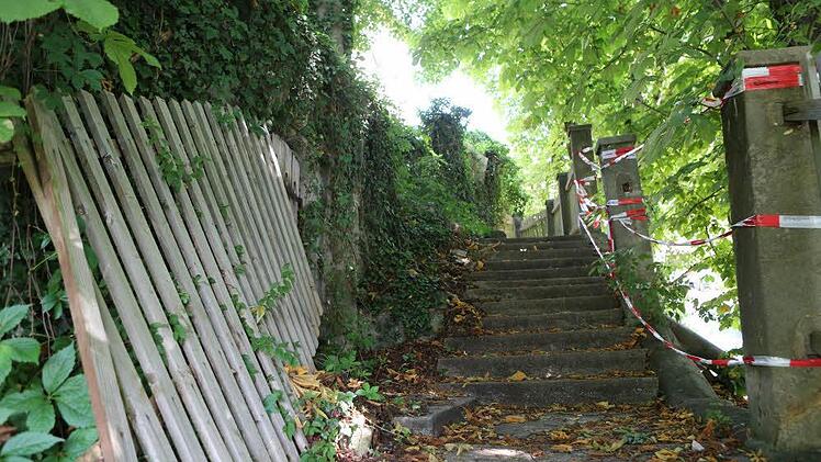 Schön aber bisschen baufällig: der Gartenzaun.
