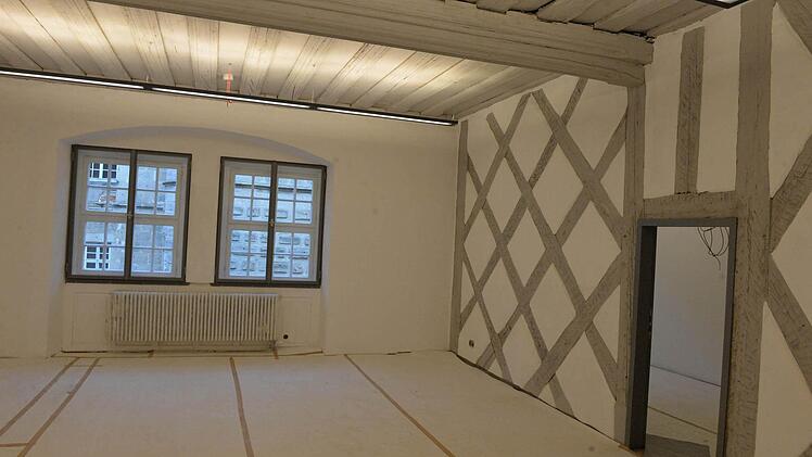 Grau statt Braun - das Holz in den Innenräumen erlebt derzeit einen Wechsel hin zu einer historisch korrekten Farbgebung.