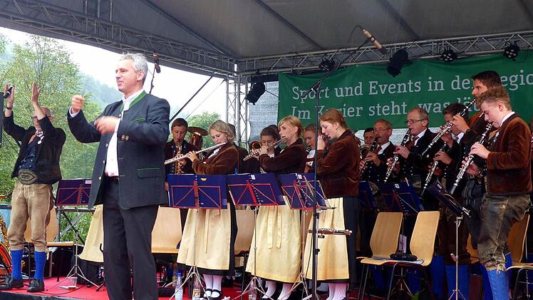 Bürgermeister Werner Diersch dirgiert die Bundeskapelle Kramsach aus Tirol. Foto: Dieter Hübner
