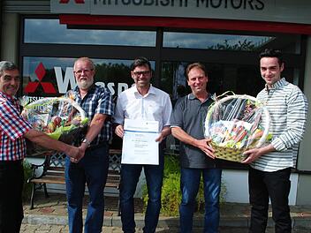 Ehrungen verdienter Mitarbeiter gab es beim Autohaus Wiesner: Walter Wiesner (links) und Enkel Tom (rechts) gratulierten Hans-Karl Baumeister (zweiter von links: 45 Jahre Betriebszugehörigkeit), Seniorchef Jochen Wiesner (25 Jahre) und Klaus Kehm (40 Jahre). Foto: E. Schneider