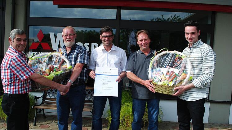 Ehrungen verdienter Mitarbeiter gab es beim Autohaus Wiesner: Walter Wiesner (links) und Enkel Tom (rechts) gratulierten Hans-Karl Baumeister (zweiter von links: 45 Jahre Betriebszugehörigkeit), Seniorchef Jochen Wiesner (25 Jahre) und Klaus Kehm (40 Jahre). Foto: E. Schneider