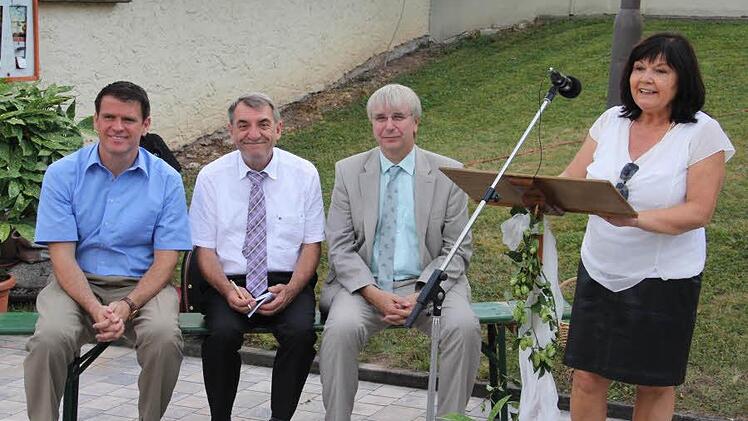 Strahlende Gesichter bei strahlendem Sommerwetter bei (von links) MdL Steffen Vogel, stellvertretendem Landrat Oskar Ebert und Baudirektor Manfred Rott, als Bürgermeisterin Gertrud Bühl (rechts) ihre Freude über den Ausbau der Staatsstraße 2281 zum Ausdruck brachte. Foto: Helmut Will