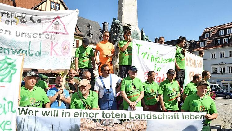 Ihre wichtigsten Kritikpunkte und Forderungen stellen die Gegner des Nationalparks Frankenwald auf großformatigen Bannern dar. Foto: Ronald Rinklef