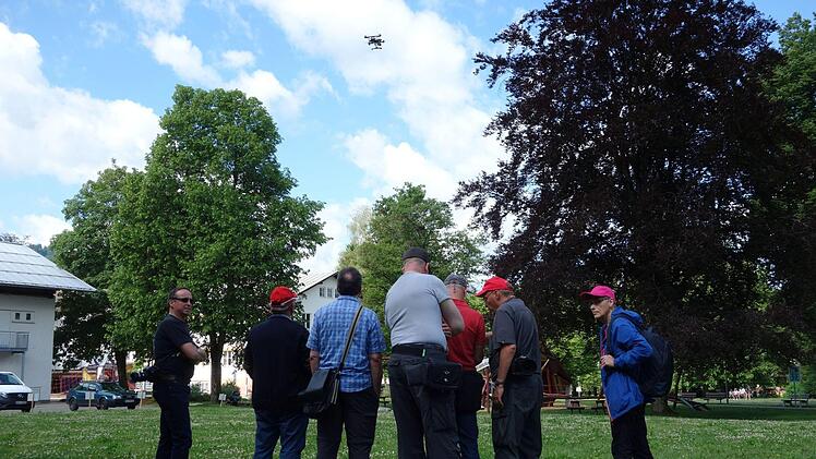 Der Workshop "Die fliegende Kamera" unter der Leitung von Paul Eschbach &uuml;bt im Fuggerpark.