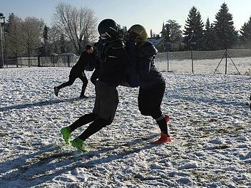 Theofanis Triantafillos (li.) und Julian Risser beim Footballtraining auf dem schneebedeckten Hemhofener Schulsportplatz.  Fotos: privat