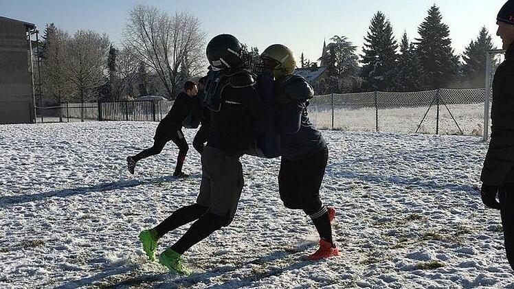 Theofanis Triantafillos (li.) und Julian Risser beim Footballtraining auf dem schneebedeckten Hemhofener Schulsportplatz.  Fotos: privat