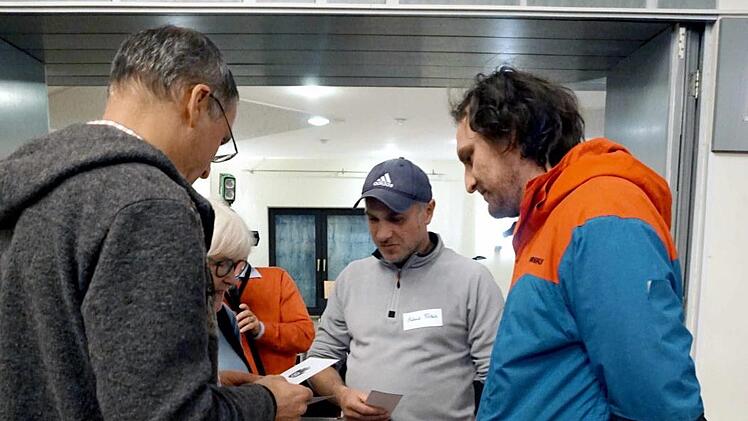 In Vierergruppen wurde diskutiert.    Foto: Richard Sänger