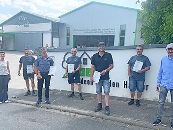 Ehrungen beim Fertighausunternehmen Albert Haus GmbH & Co. KG (von rechts): Michael Albert (Geschäftsführer), Markus Albert (35 Jahre), Matthias Albert (10 Jahre), Jürgen Grom (45 Jahre), Franz Albert (25 Jahre), Roland Schlereth (35 Jahre), Petra Albert (Geschäftsführerin). Es fehlten: Nathanael Frisch (10 Jahre), Jürgen Philipp (10 Jahre).