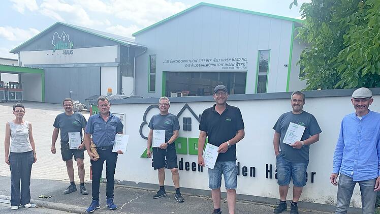 Ehrungen beim Fertighausunternehmen Albert Haus GmbH & Co. KG (von rechts): Michael Albert (Geschäftsführer), Markus Albert (35 Jahre), Matthias Albert (10 Jahre), Jürgen Grom (45 Jahre), Franz Albert (25 Jahre), Roland Schlereth (35 Jahre), Petra Albert (Geschäftsführerin). Es fehlten: Nathanael Frisch (10 Jahre), Jürgen Philipp (10 Jahre).
