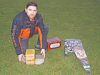 Pyrotechniker Thomas Kawala bleibt erneut auf seinen Feuerwerksartikeln sitzen.