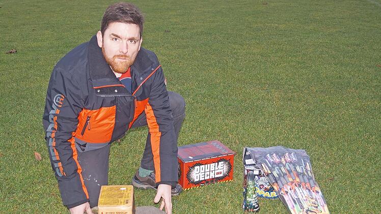 Pyrotechniker Thomas Kawala bleibt erneut auf seinen Feuerwerksartikeln sitzen.
