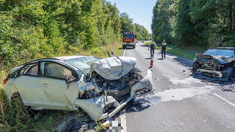 Landkreis Ha&szlig;berge: Autofahrer ger&auml;t in den Gegenverkehr - 59-J&auml;hriger lebensgef&auml;hrlich verletzt