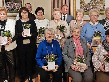 Der Frauenbund ehrte zahlreiche Gr&uuml;ndungsmitglieder mit Blumen und Urkunden.