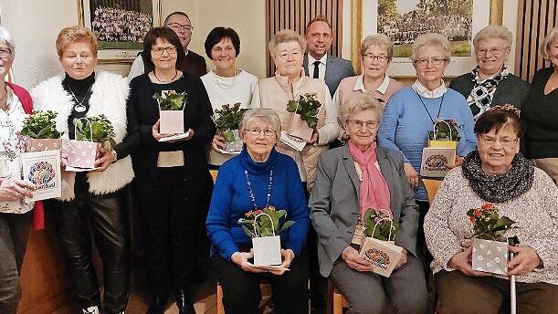 Der Frauenbund ehrte zahlreiche Gr&uuml;ndungsmitglieder mit Blumen und Urkunden.