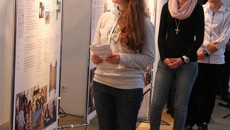 Die Schüler des Frankenwald-Gymnasiums und des Kaspar-Zeuß-Gymnasiums stellten bei der Vernissage die Hauptaussagen der einzelnen Religionen vor.