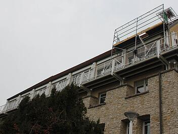 Im Landratsamt in Haßfurt tagt der Kreistag meistens. Der Raum liegt hinter dem großen Balkon.  Foto: Klaus Schmitt