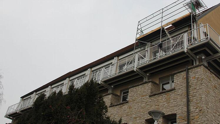 Im Landratsamt in Haßfurt tagt der Kreistag meistens. Der Raum liegt hinter dem großen Balkon.  Foto: Klaus Schmitt