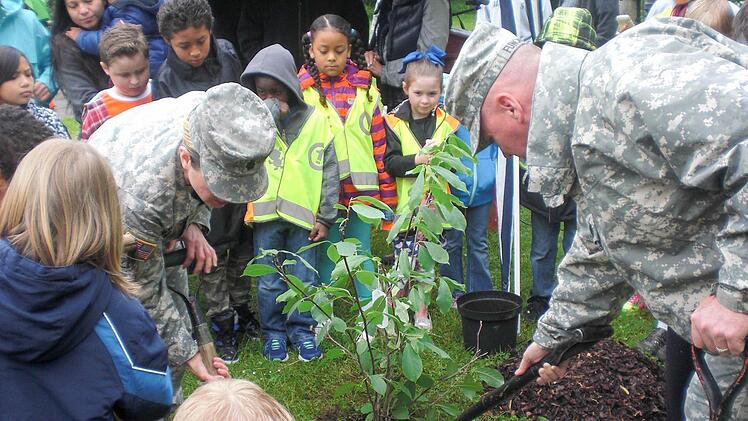 Beim Earth Day pflanzten die Soldaten jährlich einen Baum auf dem Kasernengelände. Foto: RiegerPress