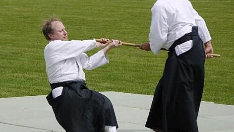 Burkard Geist (r.) demonstrierte die hohe Kampfkunst von Aikido. Hier setzt er sich gegen einen Angreifer mit dem Stock zur Wehr.  Foto: Erlwein