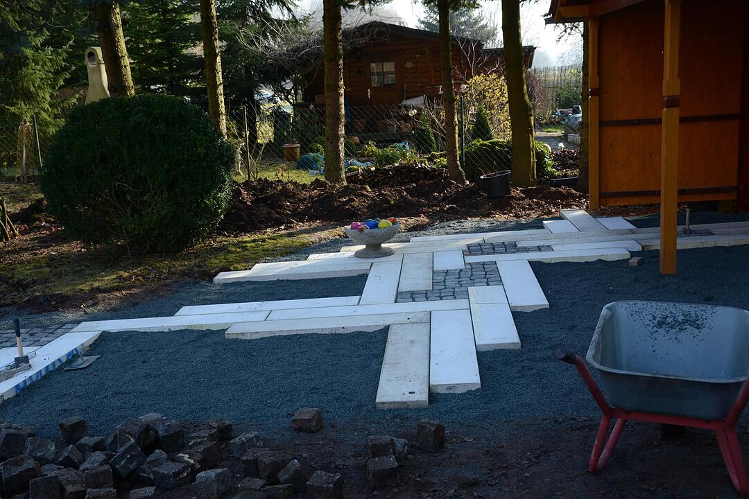 Schritt für Schritt wird die Fläche vor der Hütte geschlossen.
