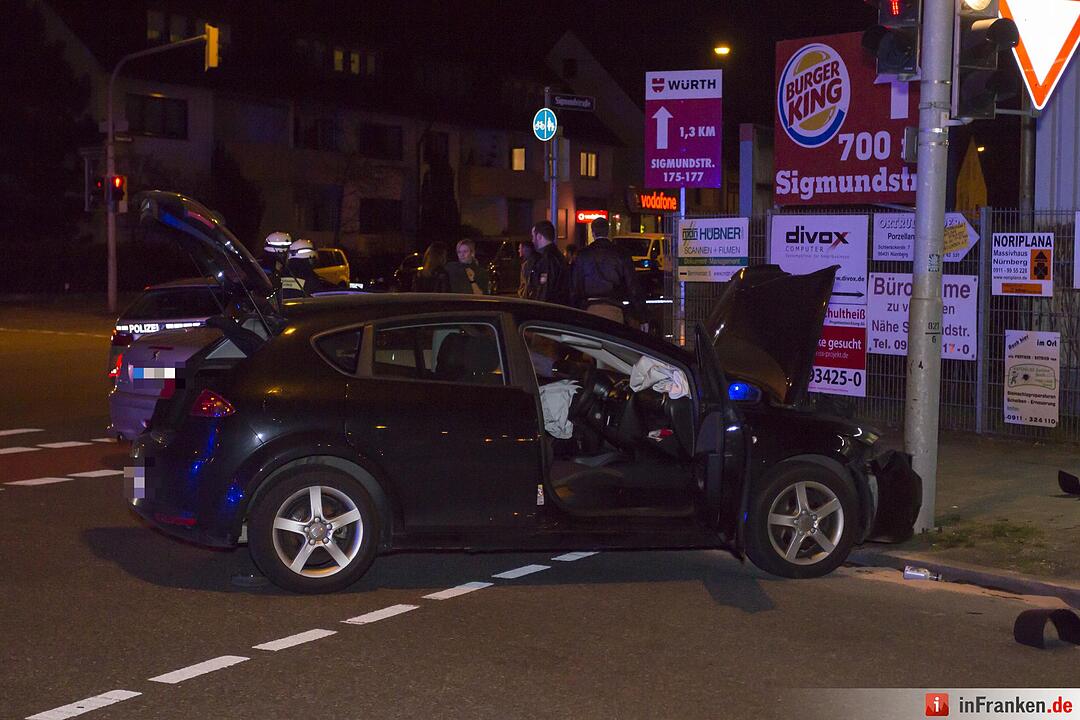 Auto kracht in Nürnberg gegen Ampelmast