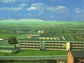 Ein Gymnasium auf dem Land? Nein. In den 1960-er Jahren hat man das Dientzenhofer-Gymnasium nicht in den Landkreis, sondern in der Stadt gebaut, aber hier aufs "flache Land" beziehungsweise die grüne Wiese. Links im Bild die Feldkirchenstraße Foto: privat
