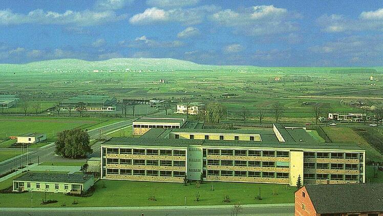 Ein Gymnasium auf dem Land? Nein. In den 1960-er Jahren hat man das Dientzenhofer-Gymnasium nicht in den Landkreis, sondern in der Stadt gebaut, aber hier aufs "flache Land" beziehungsweise die grüne Wiese. Links im Bild die Feldkirchenstraße Foto: privat
