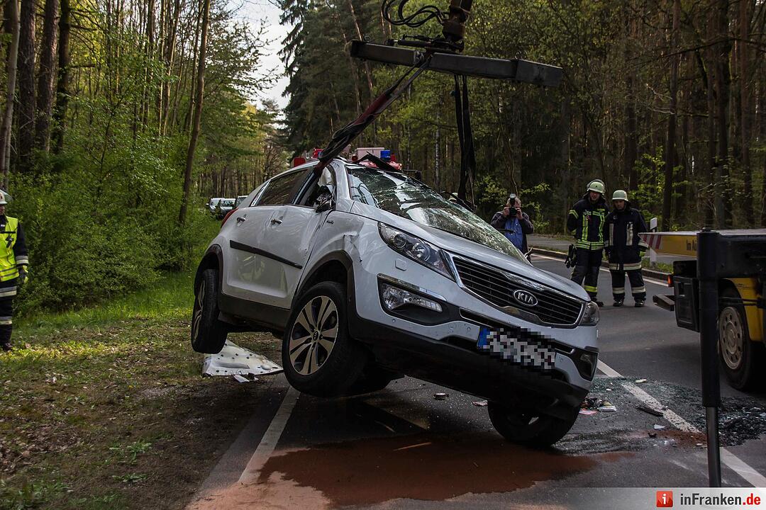 Unfall: Auto gerät bei Beutelsdorf auf Gegenfahrbahn und streift einen Traktor