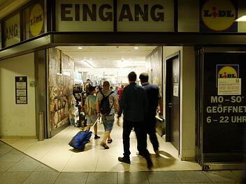 Ein Supermarkt am Nürnberger Hauptbahnhof zieht auch an Sonntagen Käuferscharen an. Foto: Nikolas Pelke
