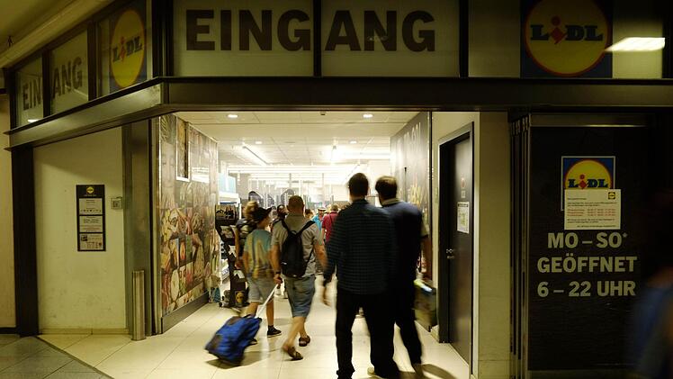 Ein Supermarkt am Nürnberger Hauptbahnhof zieht auch an Sonntagen Käuferscharen an. Foto: Nikolas Pelke