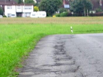 Ziemlich marode ist die Gemeindeverbindungsstraße Hummendorf-Eichenbühl, so dass Asphaltierungs- und Entwässerungsarbeiten vom Bauausschuss für dringend nötig beschlossen wurden.  Foto: Karl-Heinz Hofmann