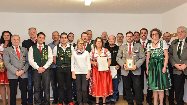 Bei der Generalversammlung wurde zahlreiche Personen für die jahrzehntelange Vereinstätigkeit sowie für besondere Verdienste geehrt. Foto: Björn Hein