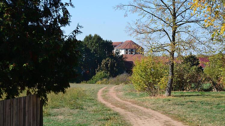 Neue Baugebiete entstehen in Hammerbach (großes Bild oben) und an der Gleiwitzer Straße in Herzogenaurach. Dieses Gelände liegt links des Fußwegs zur Fachklinik auf dem kleinen Bild.  Fotos: Bernhard Panzer