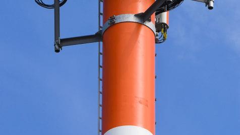 Die geplante Errichtung eines Mobilfunkmastes in Schwarzach schl&auml;gt in der Dorfbev&ouml;lkerung hohe Wellen. Symbolbild: Stefan Sauer, dpa