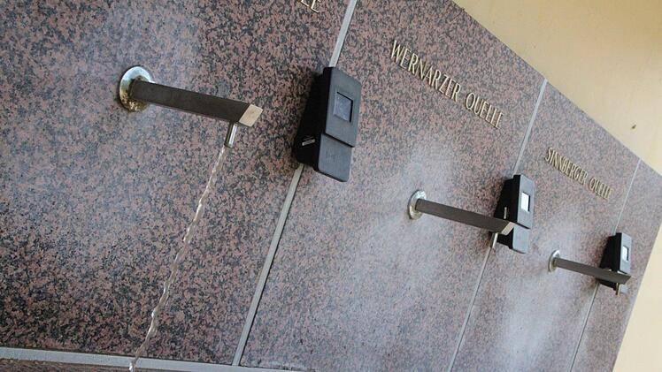 Die Wasserabfüllanlage vor der Wandelhalle wird in Zukunft direkt am Parkplatz zu finden sein. Foto: Ulrike Müller