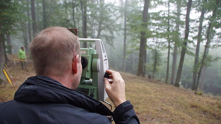 Dass das ehemalige Burggelände bewaldet ist, erleichtert die Vermessung nicht unbedingt, aber Michael Mark findet immer den Reflektorstab.  Foto: Christiane Reuther