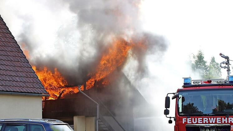 Die Feuerwehren konnten ein Übergreifen der Flammen auf weitere Häuser verhindern.