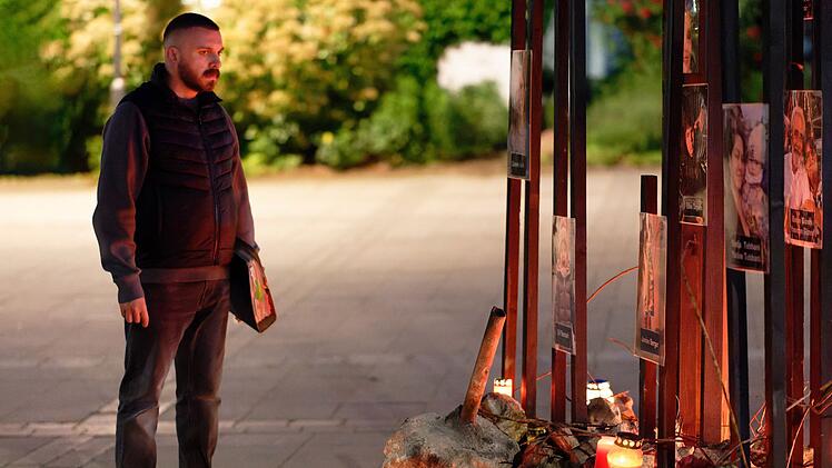 Hamza Kulina (Edin Hasanovic) an der improvisierten Gedenkst&auml;tte f&uuml;r die Opfer der Brandkatastrophe im Goliathviertel: Auch er stammt aus dieser Nachbarschaft.