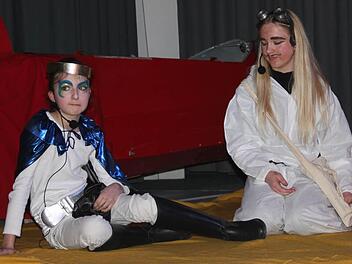Die Füntfklässerin Fabienne Fertsch (links als kleiner Prinz) stemmte eine Mammuaufgabe, hier im Dialog mit Selina Kühn als Pilotin.
