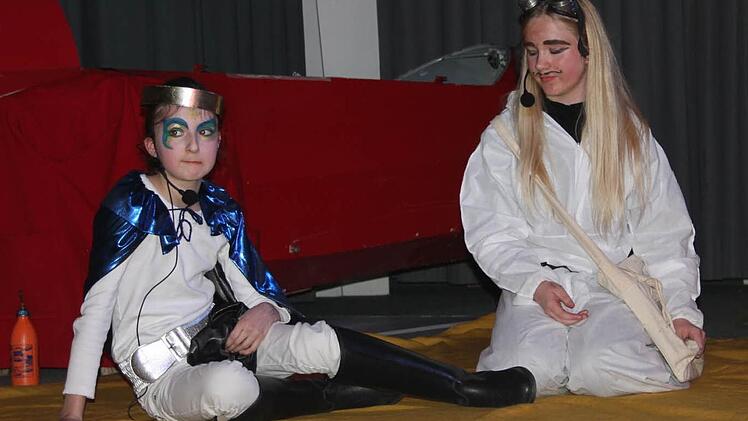 Die Füntfklässerin Fabienne Fertsch (links als kleiner Prinz) stemmte eine Mammuaufgabe, hier im Dialog mit Selina Kühn als Pilotin.