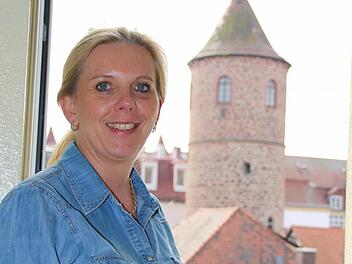 Der Blick aus dem Kinderzimmer in der neuen Adresse geht in Richtung Feuertürmle. Bei Geschäftsführerin Iris Hönig ruft die Kulisse märchenhafte Gedanken hervor.  Foto: Benedikt Borst