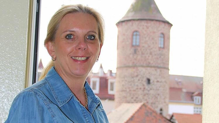 Der Blick aus dem Kinderzimmer in der neuen Adresse geht in Richtung Feuertürmle. Bei Geschäftsführerin Iris Hönig ruft die Kulisse märchenhafte Gedanken hervor.  Foto: Benedikt Borst